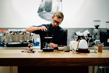 Martin Wölfl liebt die Handarbeit beim Kaffe-Brühen