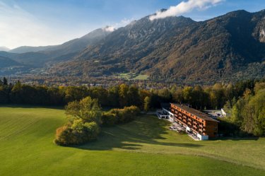 Das Hotel Klosterhof liegt im Berchtesgadener Land, umgeben von Bergen und Natur.  
