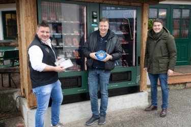 Stephan Fuchs, Walter Grüll und Moritz Unterkofler vor den neuen Automaten mit Schmankerln für Herrl und Hund. 