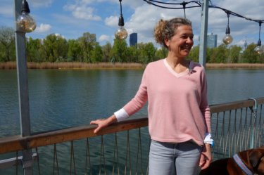 Irmgard Querfeld auf dem Steg vom Das Bootshaus an der Unteren Alten Donau in Wien
