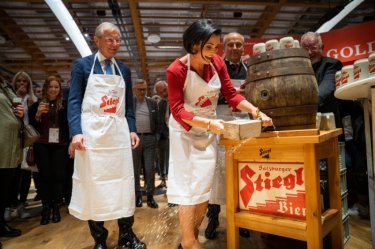 Tourismusministerin Köstinger bewies Schlagfertigkeit beim traditionellen Bieranstich zur Eröffnung der "Alles für den Gast" 2021