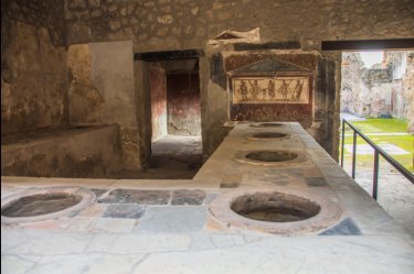 Ein gut erhaltenes Thermopolium in Pompeij