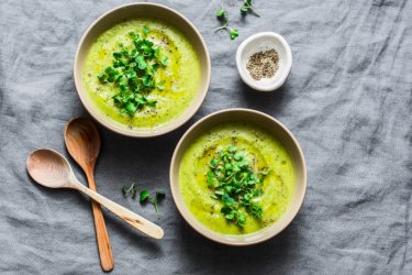 Grüne Suppe in zwei Schalen