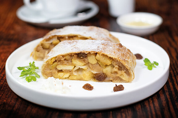 Handgezogener Apfelstrudel