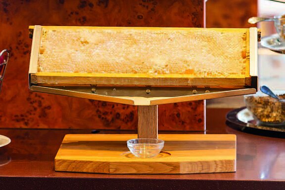Honigwaben aus Österreich mit  Wabendisplay